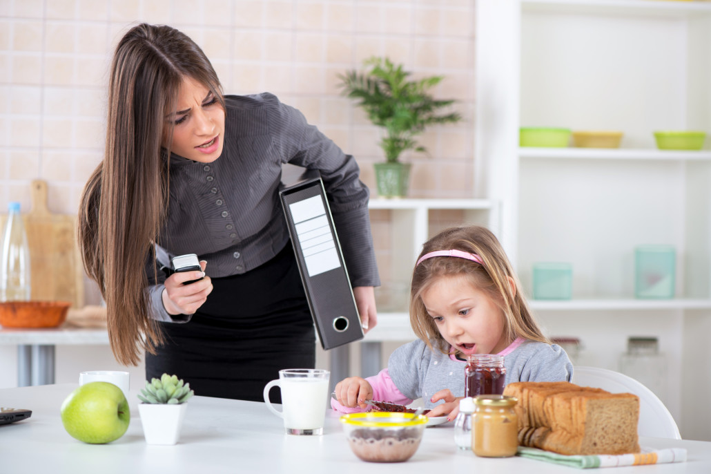 Mother breakfast for her. Дочка работы. Дочери на работе у родителей. Утро мамы.